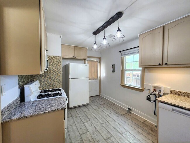 Building Photo - 2 Bed 1 Bath 2 Covered Carport in Corbin P...