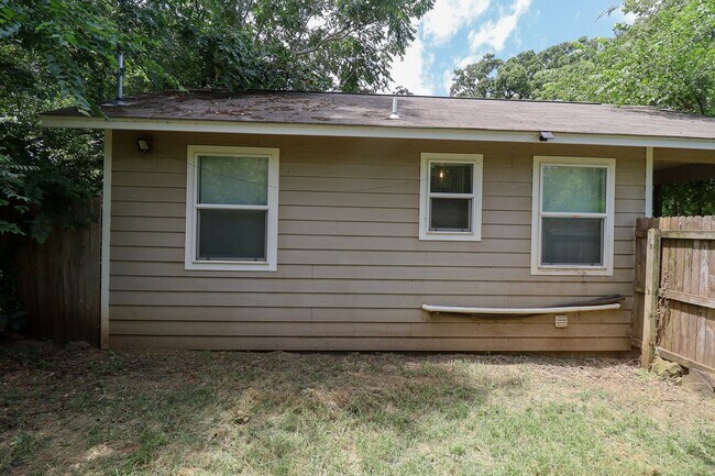 Building Photo - 1 Bed | 1 Bath |West Tulsa | $1050