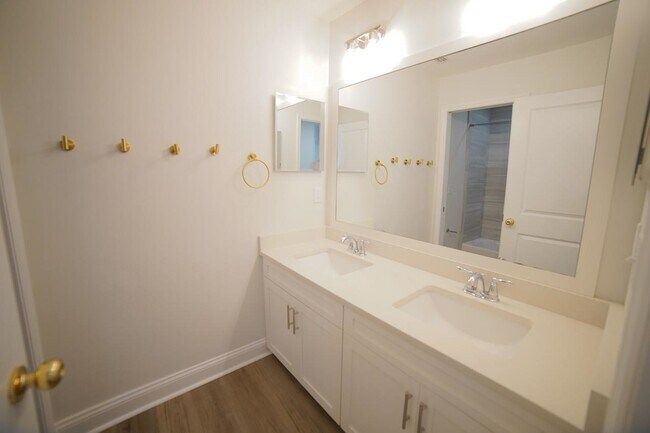Building Photo - 219 Bienville Pl