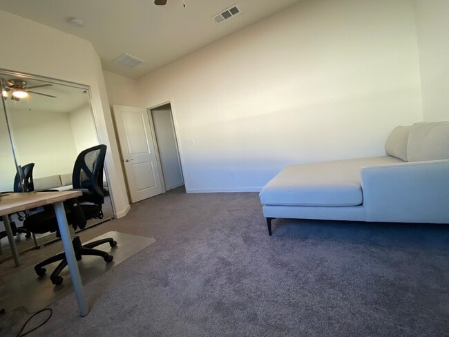 Building Photo - 45131 Landing Pl