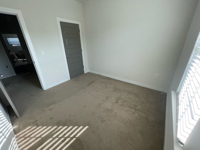 Building Photo - 681 W Vincent Dr