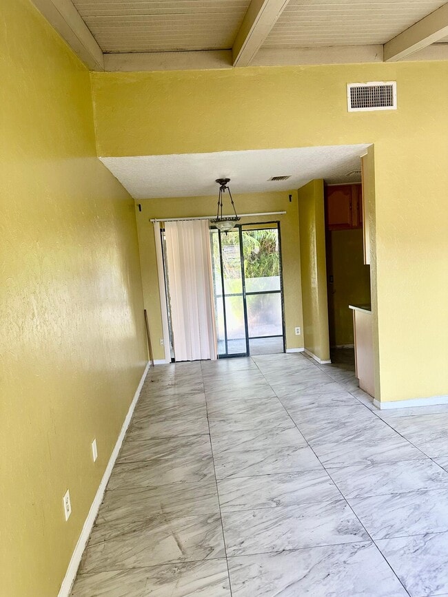 Building Photo - 452 Glenwood Dr