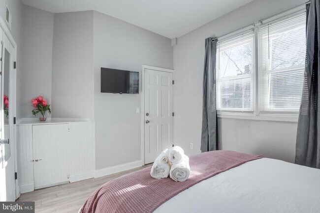 Building Photo - 1255 Raum St NE