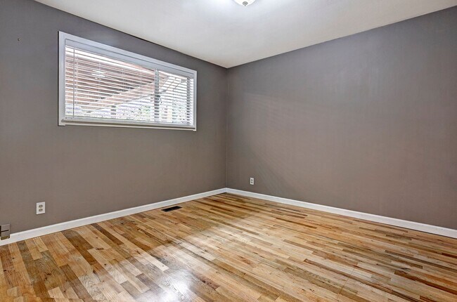 Building Photo - 5bd/2.75ba Shoreline House