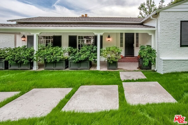 Building Photo - 1285 Sunset Plaza Dr