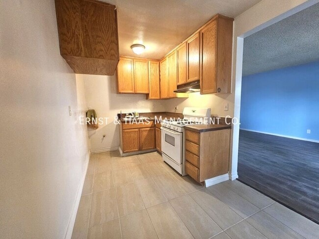 Building Photo - 564 E 61st St