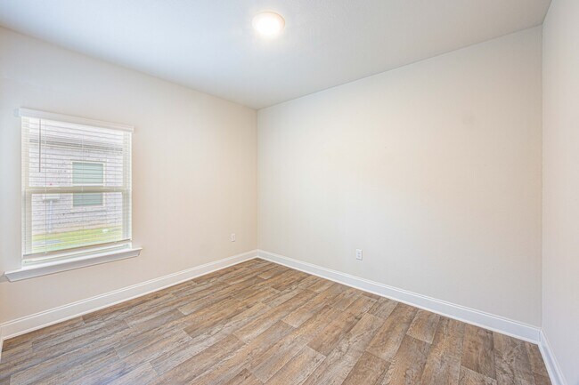 Building Photo - 32667 Revere Dr