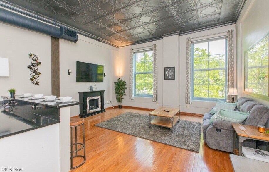 Building Photo - 408 W Saint Clair Ave