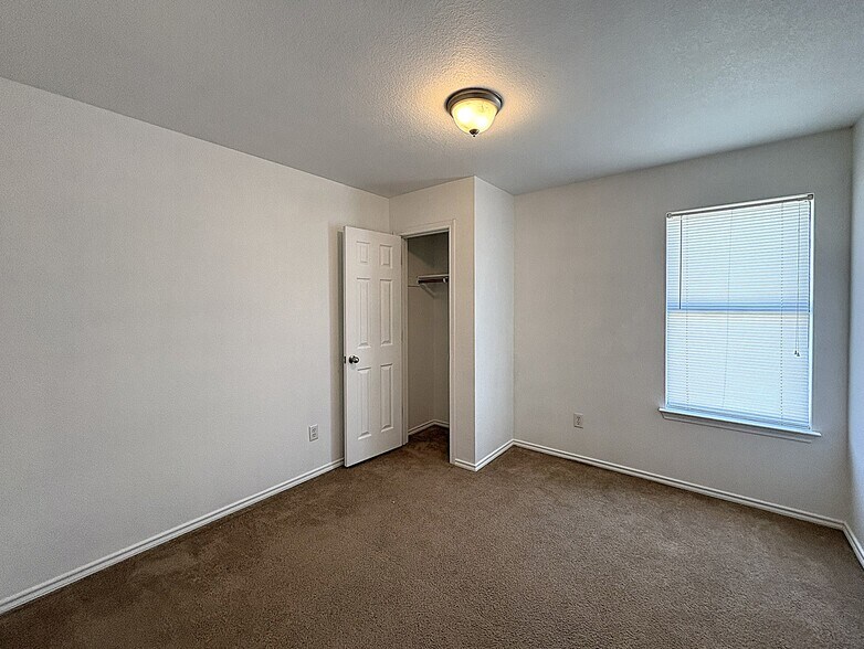 Building Photo - 2808 Ashley Dr