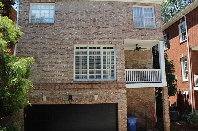 Building Photo - 704 Longleaf Dr NE