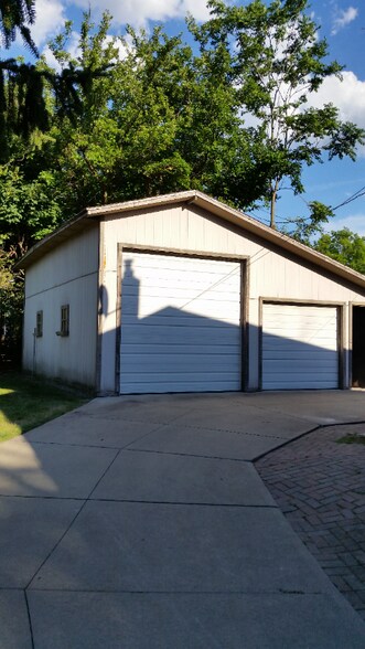Building Photo - 2745 Pardee Ave
