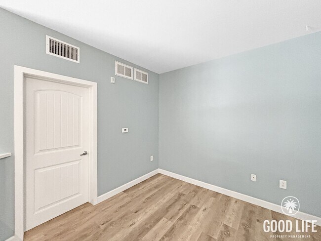 Building Photo - Stylish 1BD/1BA Condo in Cortez Hill with Balcony, In-Unit W/D & Pool Views