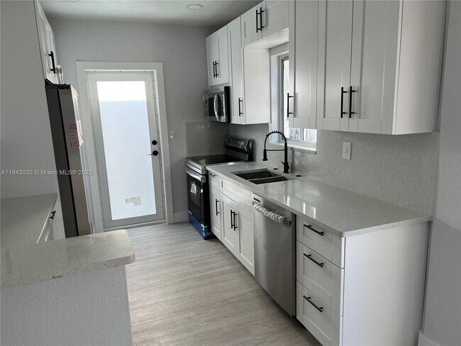 Building Photo - 2843 Dewey St