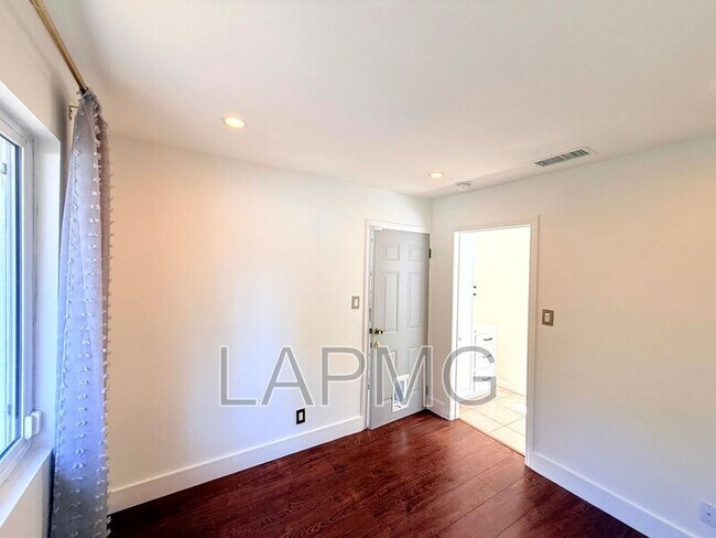 Building Photo - 4447 Lockwood Ave