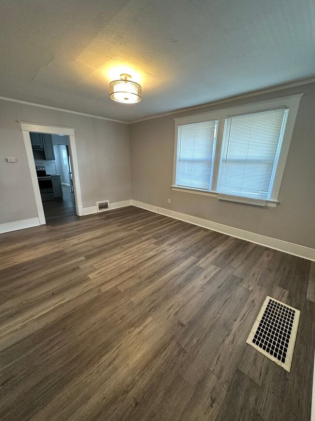 Building Photo - Charming 3/1 Near Northtown Mall