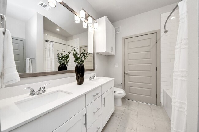 Building Photo - 4840 N Shepherd Dr