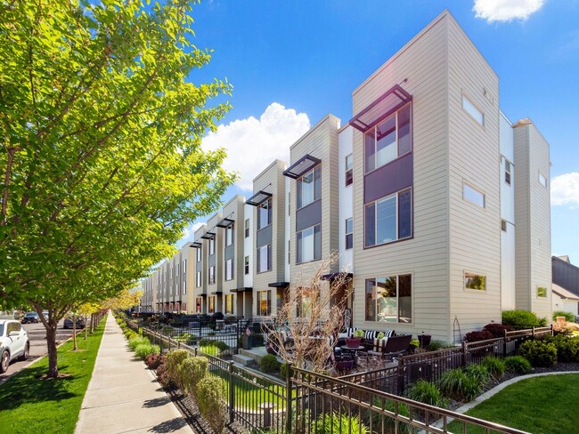 Building Photo - 2423 W Bridge Ave