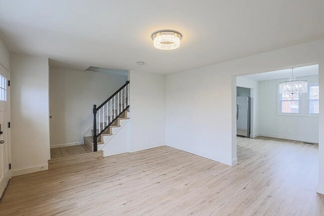 Building Photo - Beautiful 3 Bedroom 1.5 bath Move-In Ready!
