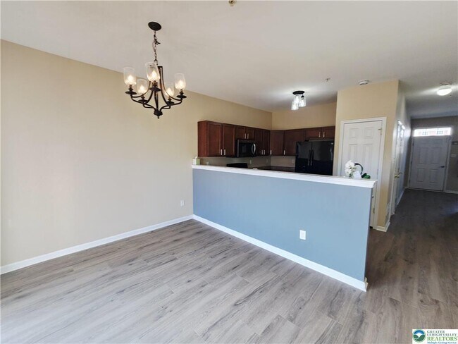 Building Photo - 972 King Way