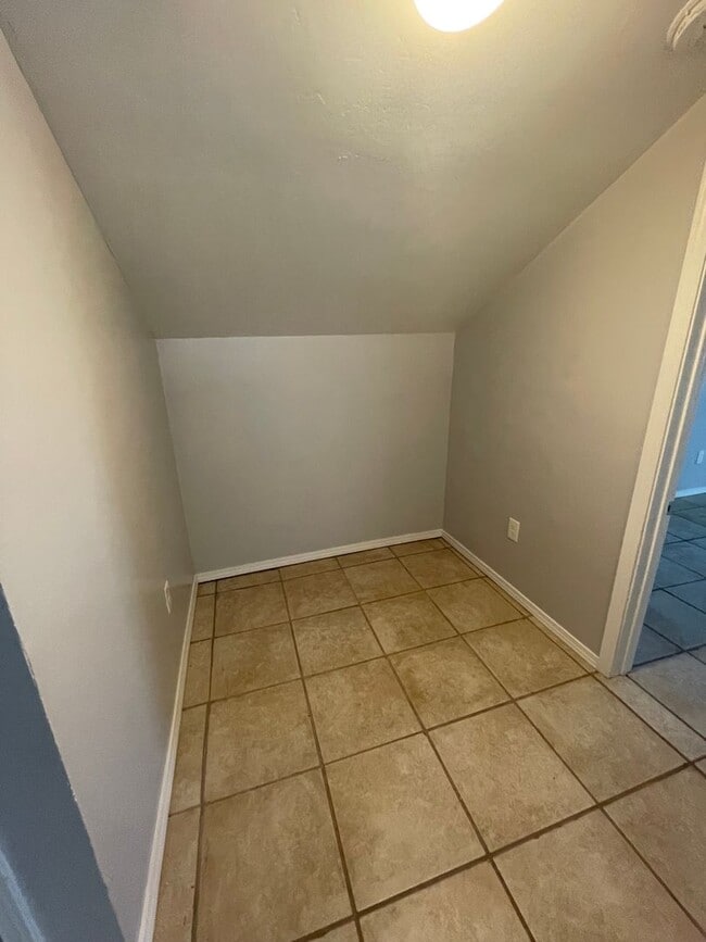 Building Photo - 911 Fruit Ave NW