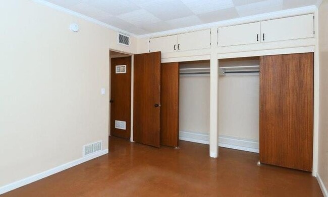 Building Photo - Charming Sam Hughes Brick Home with large ...
