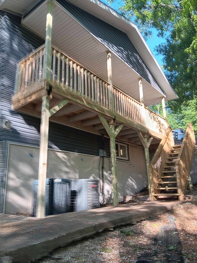 Building Photo - Nice 2 Bedroom Apartment overlooking Treeline lake