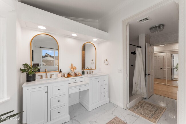 Building Photo - 5641 Hickory St