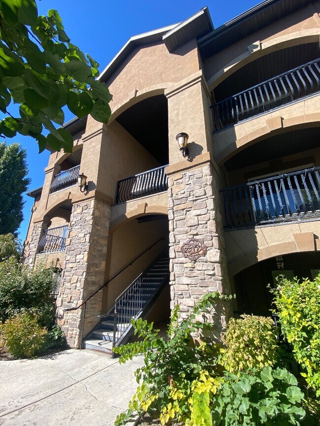 Building Photo - 581 S 2220 W