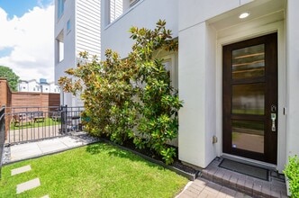 Building Photo - 1310 Delano St