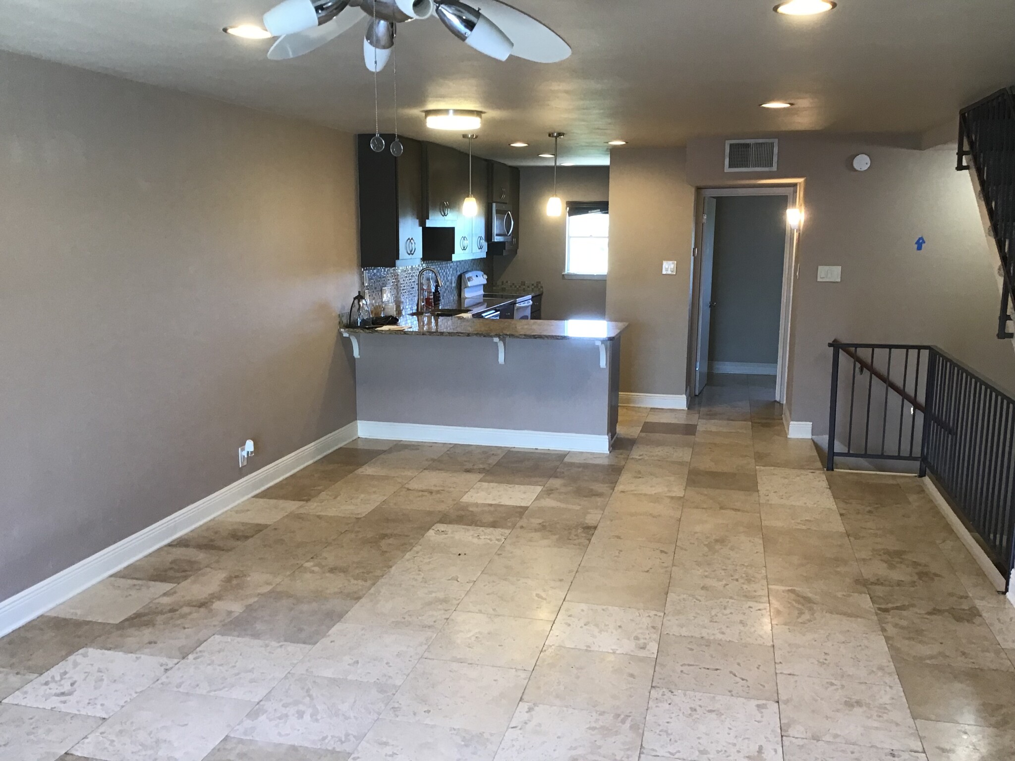 Dining Area / Bar / Kitchen - 1008 Clayton Nolen Dr