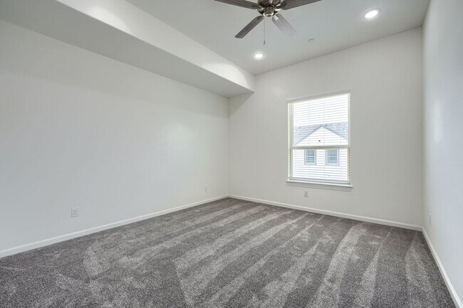 Building Photo - 4 Bed and 2.5 Bath Luxurious Townhome in Frisco!