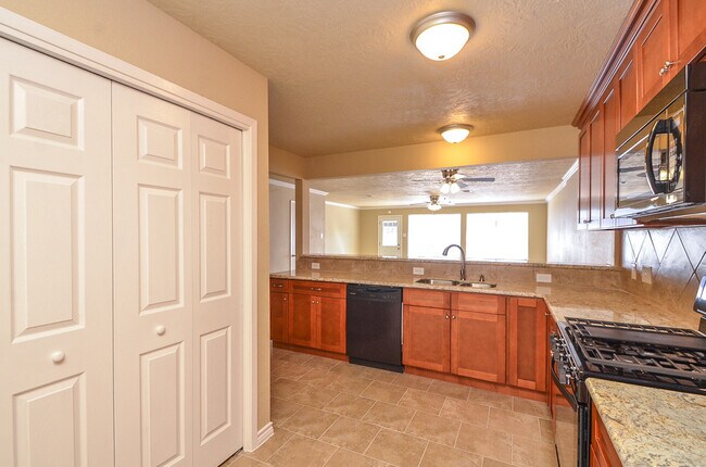 Building Photo - 3 BEDROOM TOWNHOME FOR LEASE IN LANGHAM CREEK