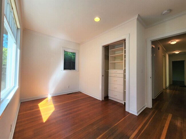 Building Photo - Charming Single Family Home in Downtown Palo Alto Available Now!