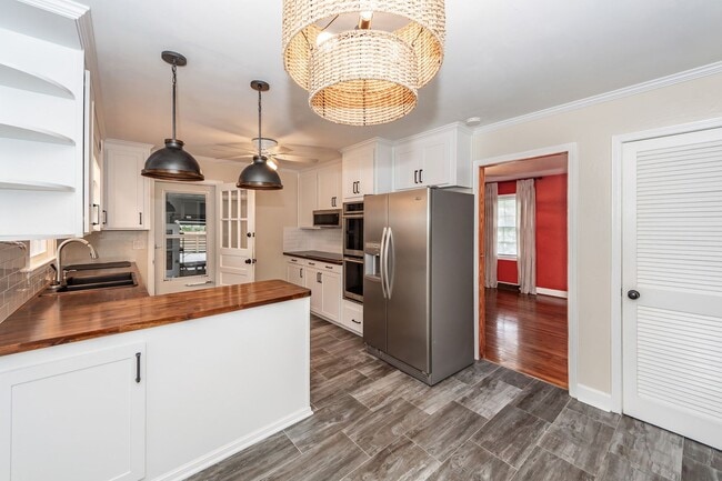 Building Photo - 6 Bedroom, 2.5 Bath House in Drayton on th...