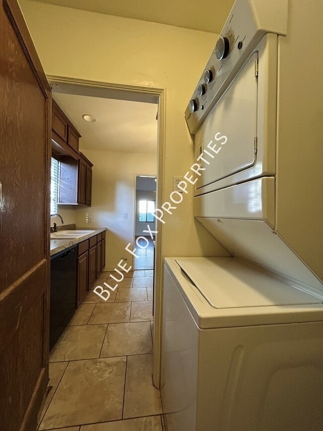 Building Photo - 3021 E Linden St