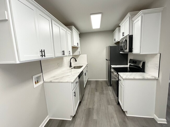 Building Photo - 713 Melody Ln