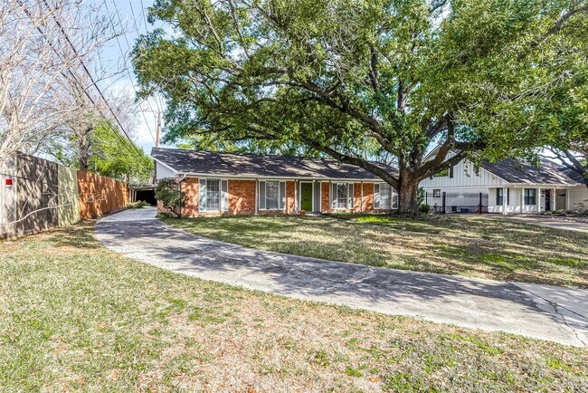 Building Photo - 7810 Locke Ln