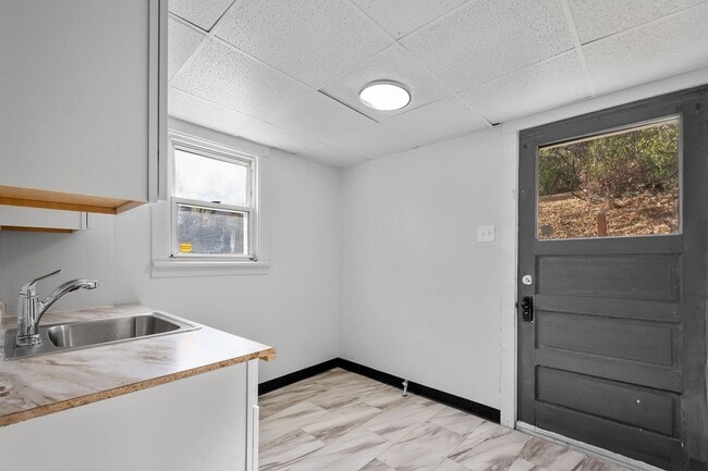 Building Photo - MOVE IN SPECIAL! SCORE HALF OFF 1ST MONTH'...