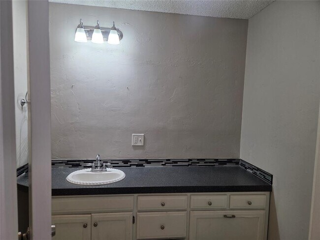 Building Photo - 317 Abilene Ave