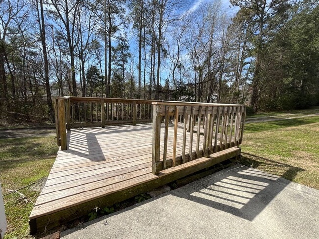 Building Photo - End Unit Townhouse, 3 Bed, 3 Bath