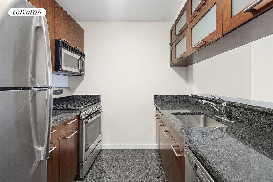 Primary Photo - 121 E 23rd St