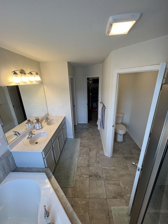 Building Photo - Beautiful like-new townhouse in Parkland school disctrict!