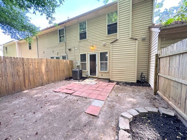 Building Photo - Come visit this cute 3 bedroom 1.5 bath in Chesapeake