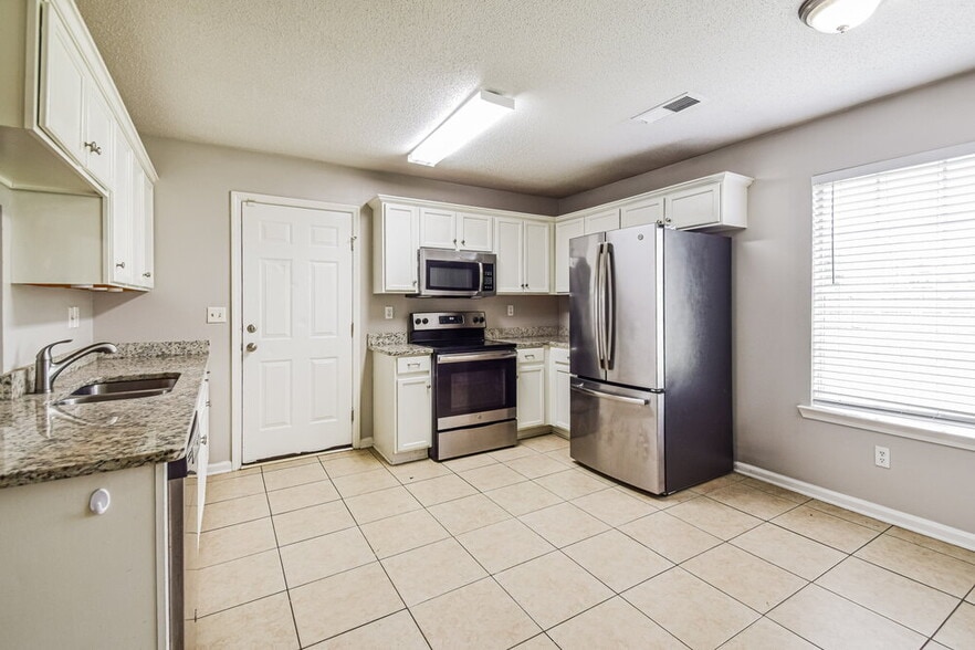 Building Photo - 4506 Shadow Hollow Dr