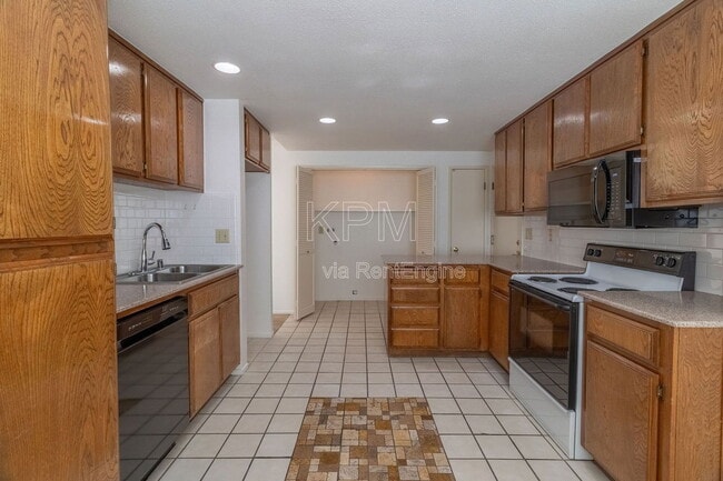 Building Photo - 2930 Driftwood Pl