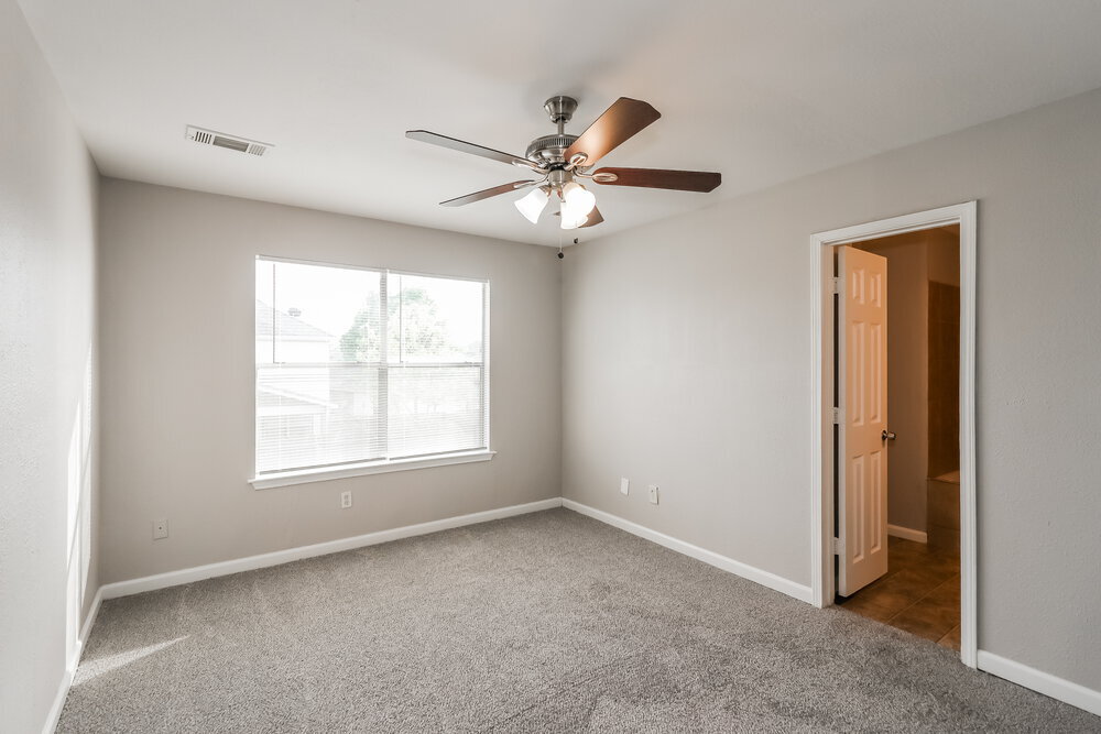 Building Photo - 7423 Village Lake Dr