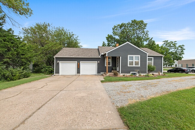 Building Photo - 1502 N Andover Rd
