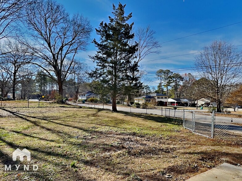 Building Photo - 1573 Lamont Ave