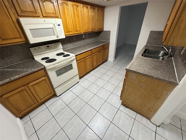 Building Photo - 921 W 80th Pl