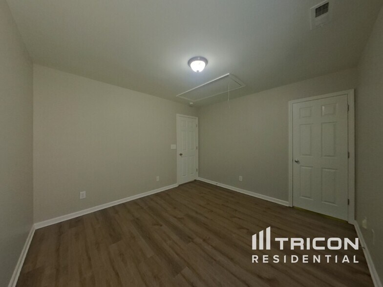 Building Photo - 11035 Elven Dr